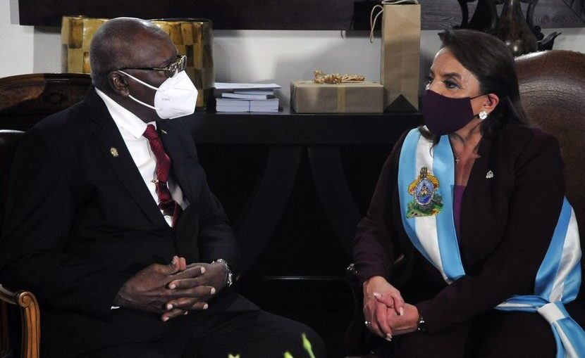 En la noche de este jueves tuvo lugar una reunión entre el vicepresidente de la República de Cuba, Salvador Valdés Mesa, y la presidenta de Honduras, Xiomara Castro Sarmiento.